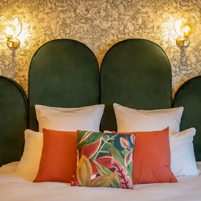 Tête de lit moderne dans une chambre de l’hôtel Kara